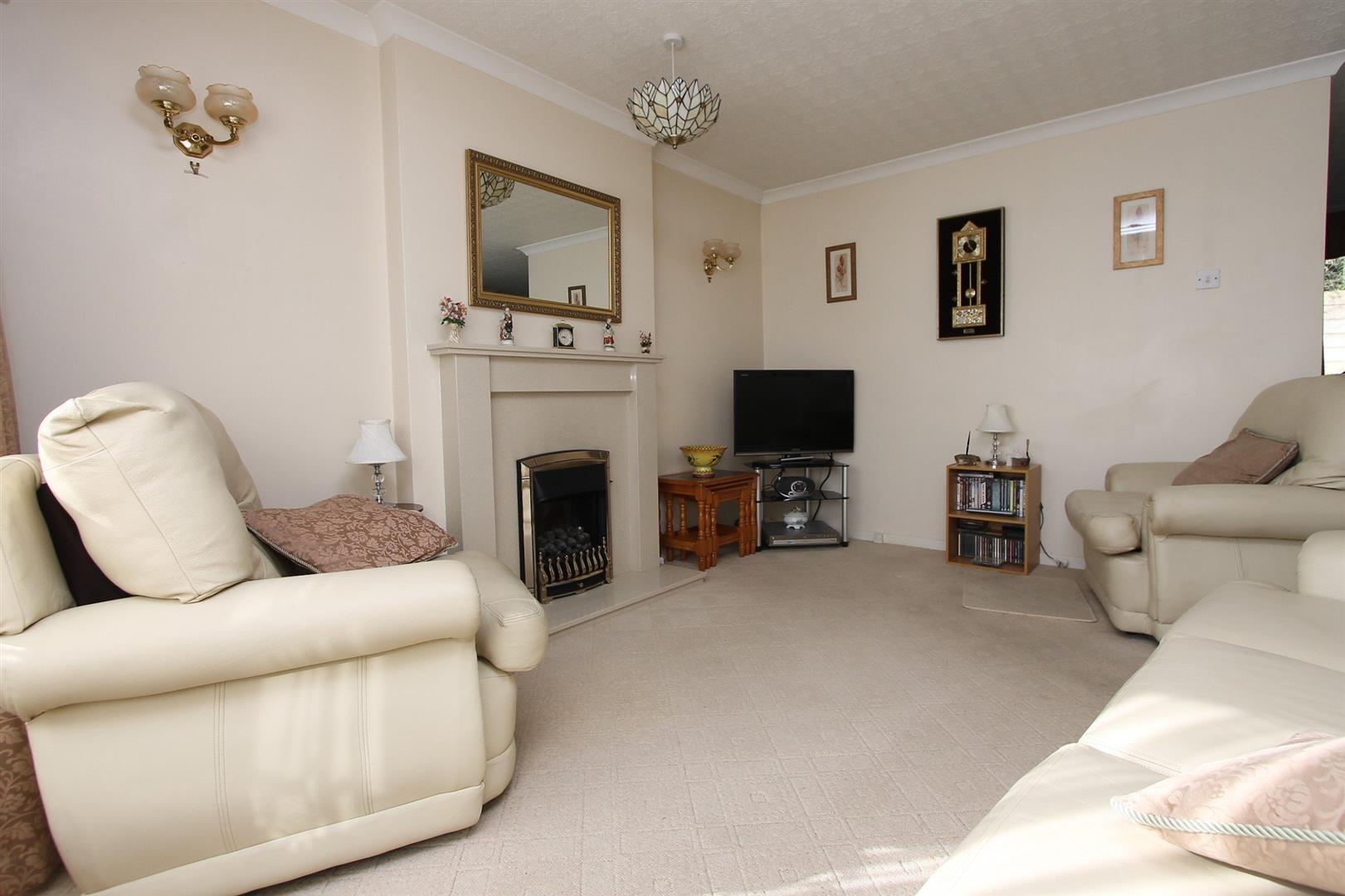 3 bed property in Long Innage, Halesowen